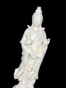7 3/4" Carved Palm nut Goddess of Compassion Guan Yin B