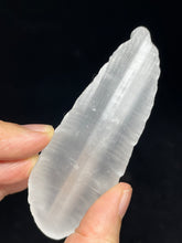 Load image into Gallery viewer, 86mm Selenite carved feather Z57
