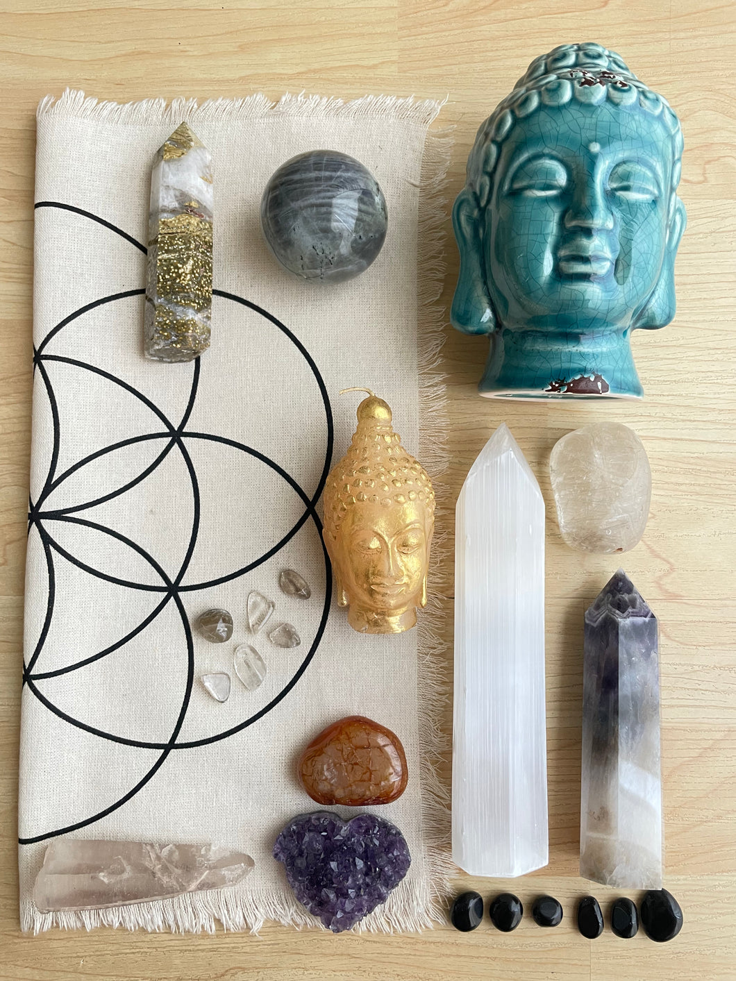 27 piece lot of Altar Buddha set of crystals and grid Z79