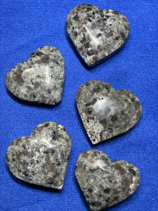 UV reactive Sodalite Yooperlite heart ZB27 with crystal info card