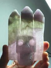 Load image into Gallery viewer, Rare UV Reactive Kunzite 3-Point Skull Carving — Amazing Glow! SZ83
